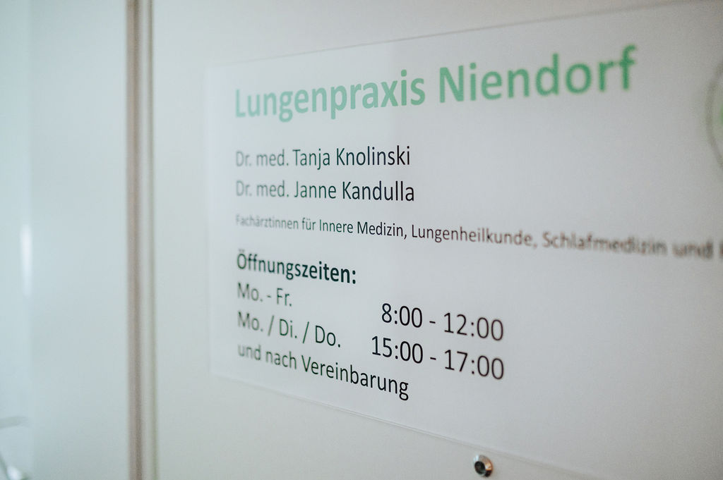 Praxisschild der Lungenpraxis Niendorf an der Hausfassade